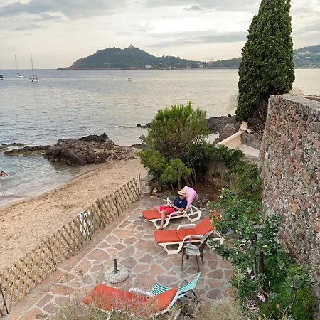 A Agay Pieds Dans L Eau Saint-Raphael (Var)